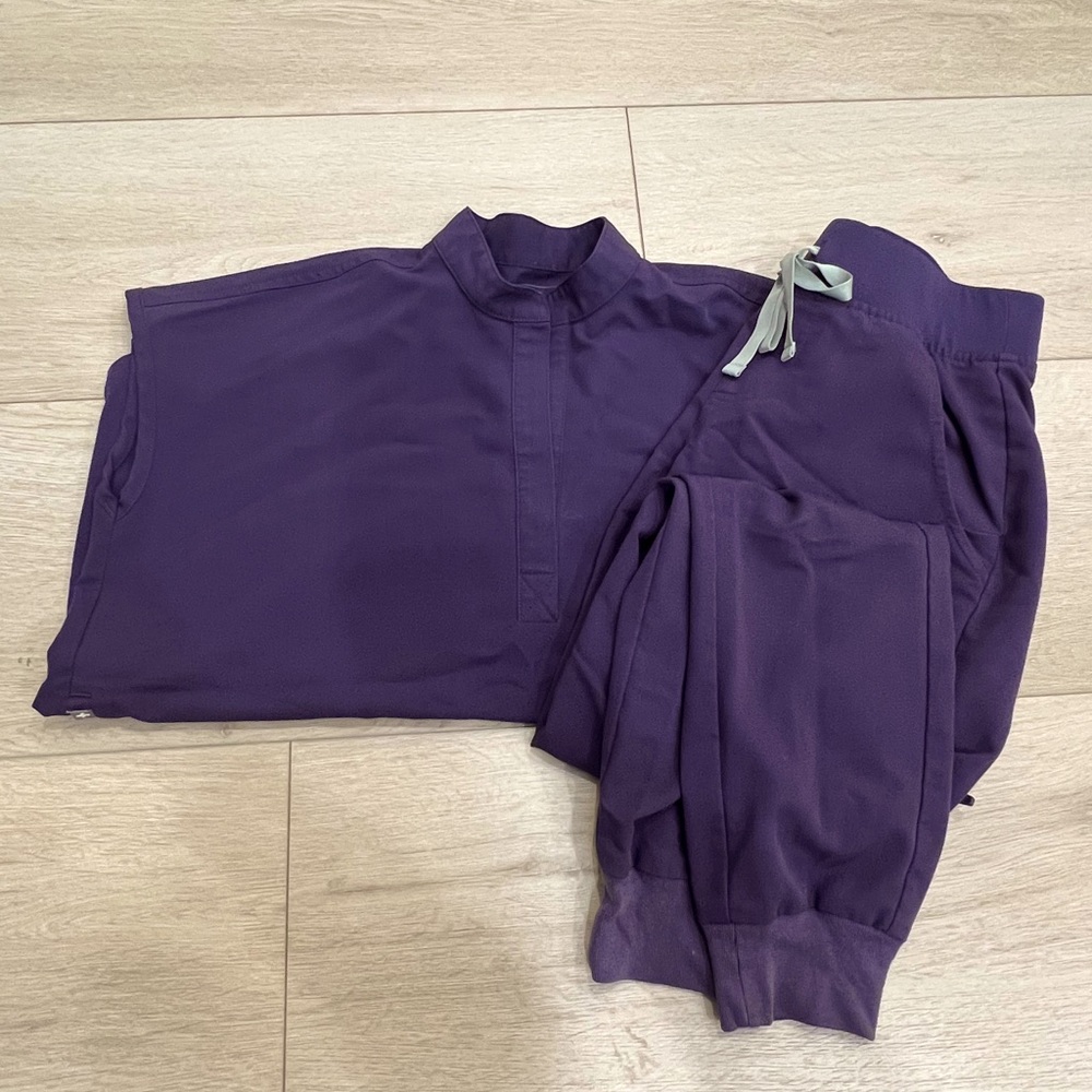 FIGS scrub top and jogger pants XS